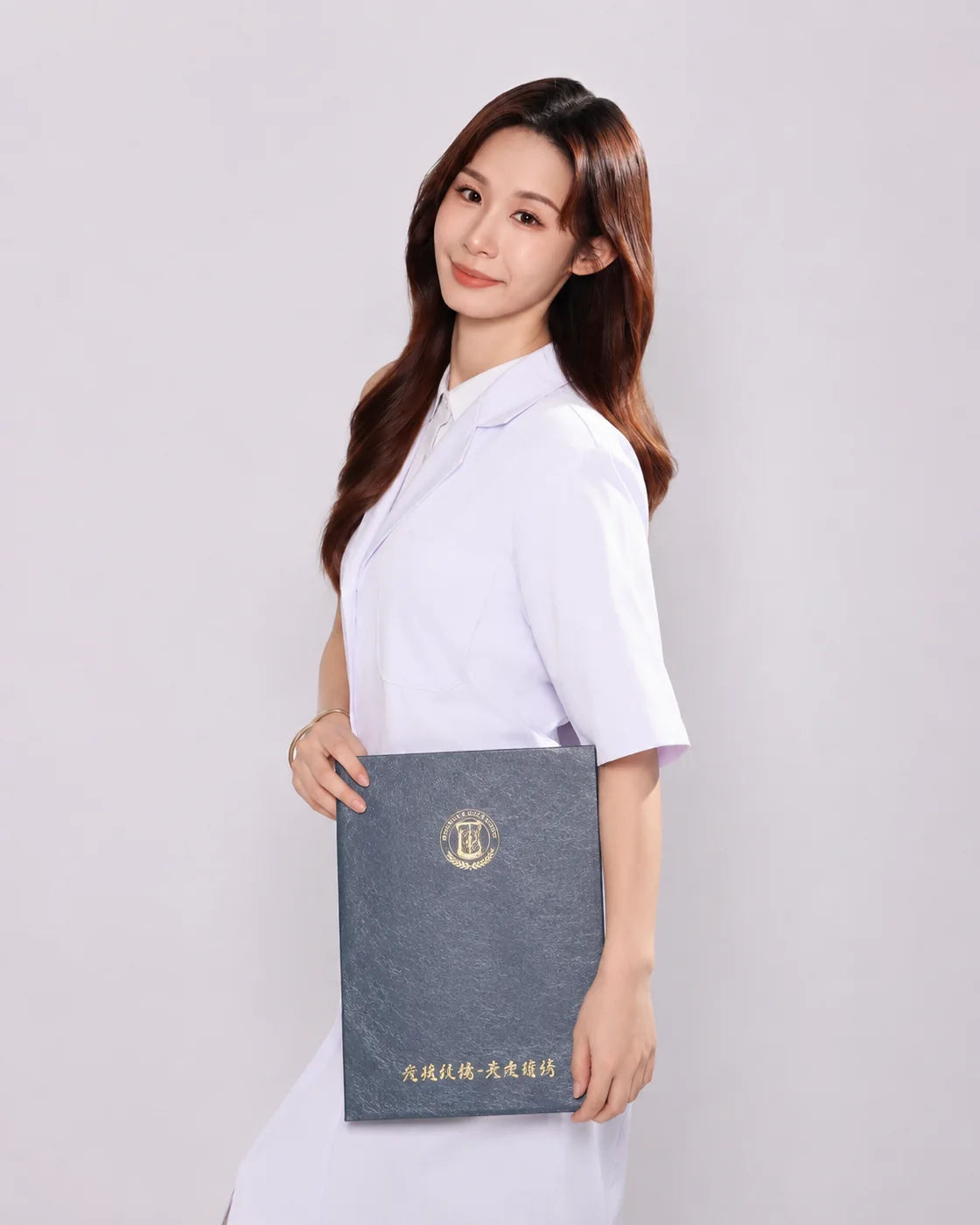 Sandy, nutritionist certified by Taipei Medical University, holding her certification